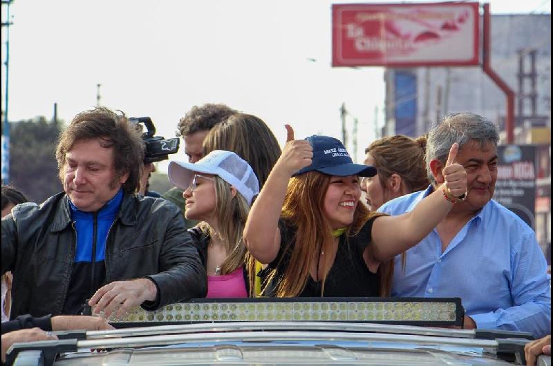 Audios revelan que LLA usoacute el meacutetodo peronista de los micros para el acto de Milei en Moreno