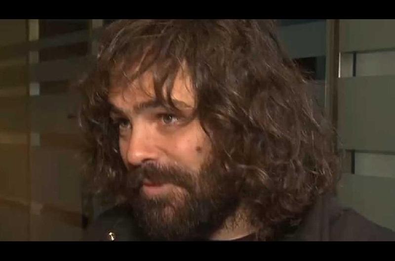 El rotundo cambio de look de Peter Lanzani para un nuevo proyecto teatral