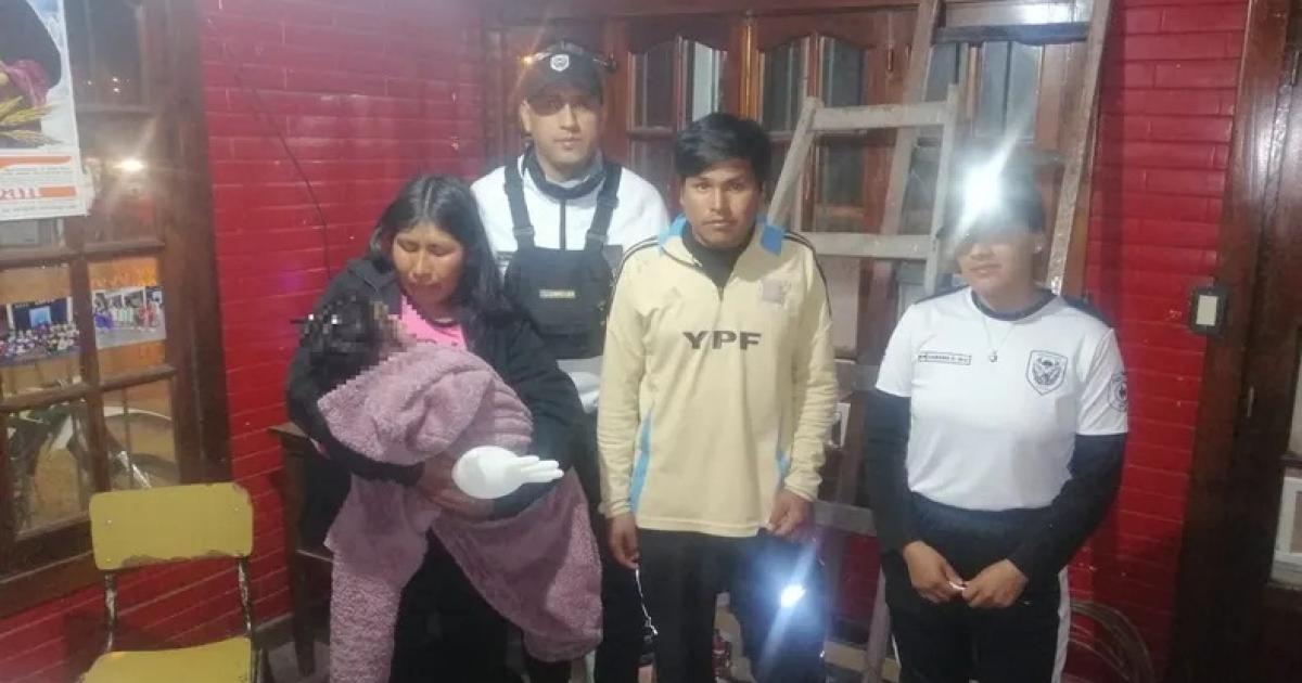 Policiacuteas y el SAME salvaron la vida de una bebeacute en el acceso sur