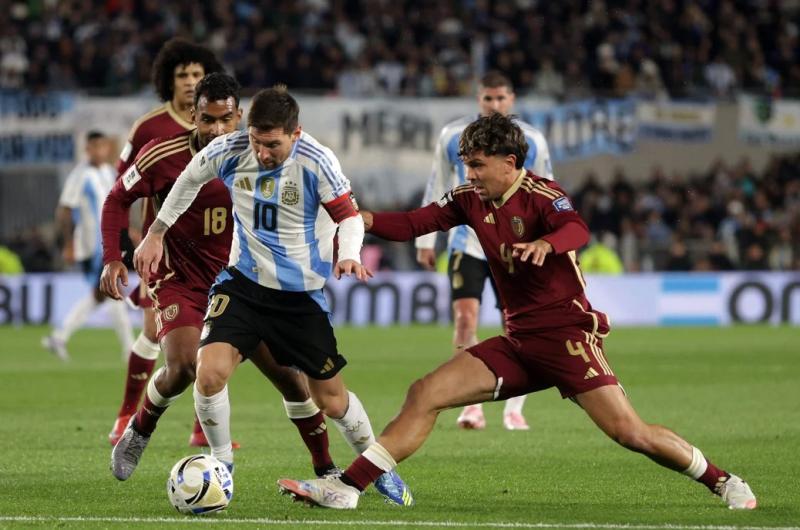 Con un Messi estelar Argentina goleoacute a Venezuela
