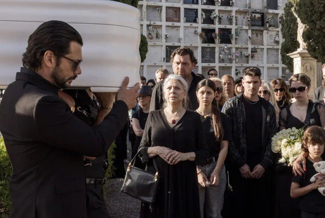 Coacutemo es Dos tumbas la nueva serie espantildeola de Netflix que se convirtioacute en la maacutes vista