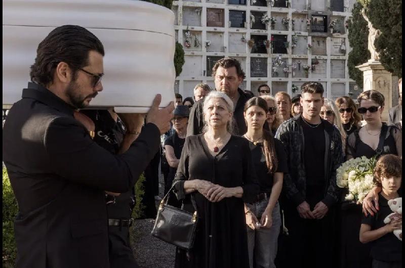 Coacutemo es Dos tumbas la nueva serie espantildeola de Netflix que se convirtioacute en la maacutes vista