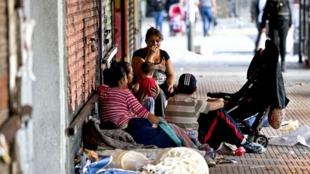Aseguran que una familia tipo necesita casi cuatro salarios miacutenimos para no caer bajo la liacutenea de pobreza