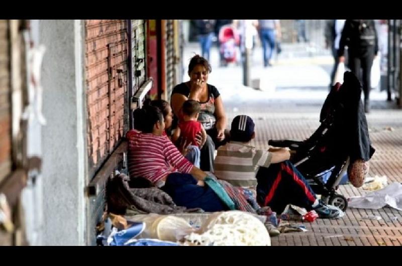 Aseguran que una familia tipo necesita casi cuatro salarios miacutenimos para no caer bajo la liacutenea de pobreza