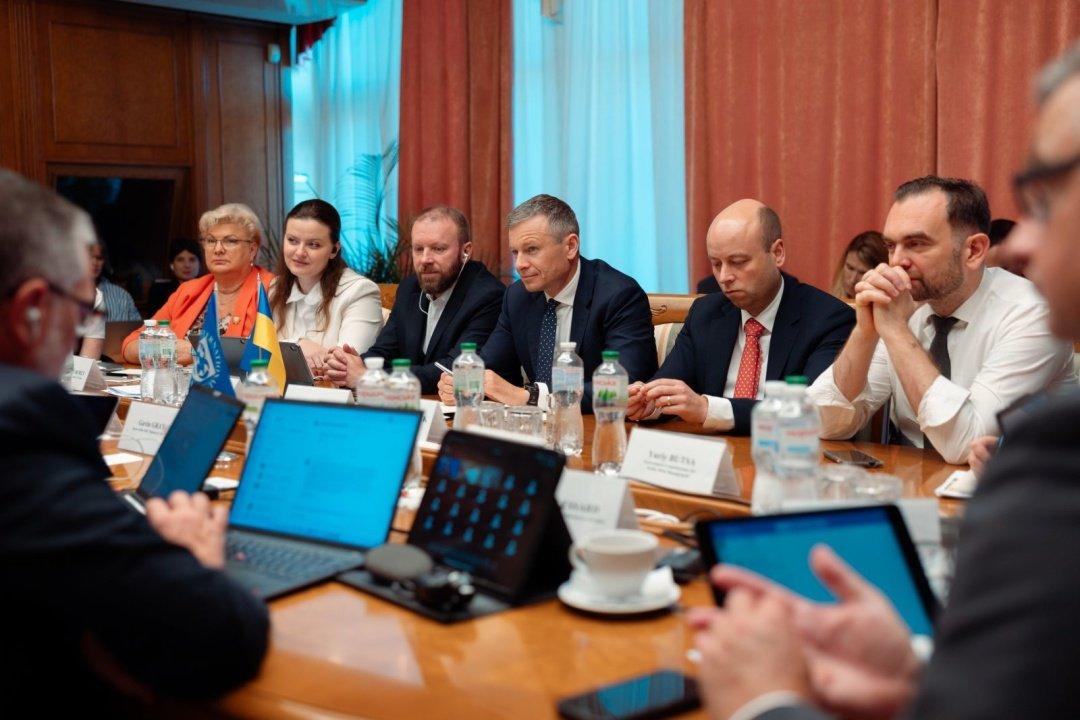 Una misioacuten del FMI controla la economiacutea de Ucrania 