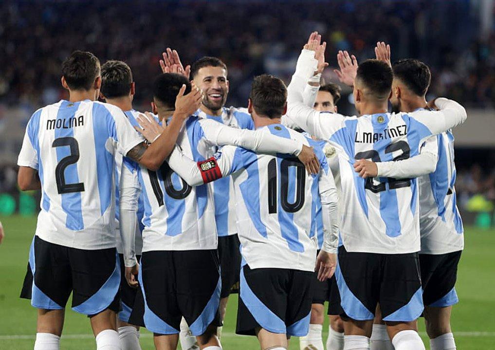 Unipersonal argentino en el uacuteltimo baile del capitaacuten en casa