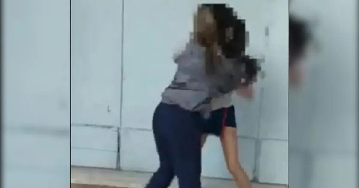 Una adolescente fue golpeada por seis joacutevenes cuando regresaba a su casa