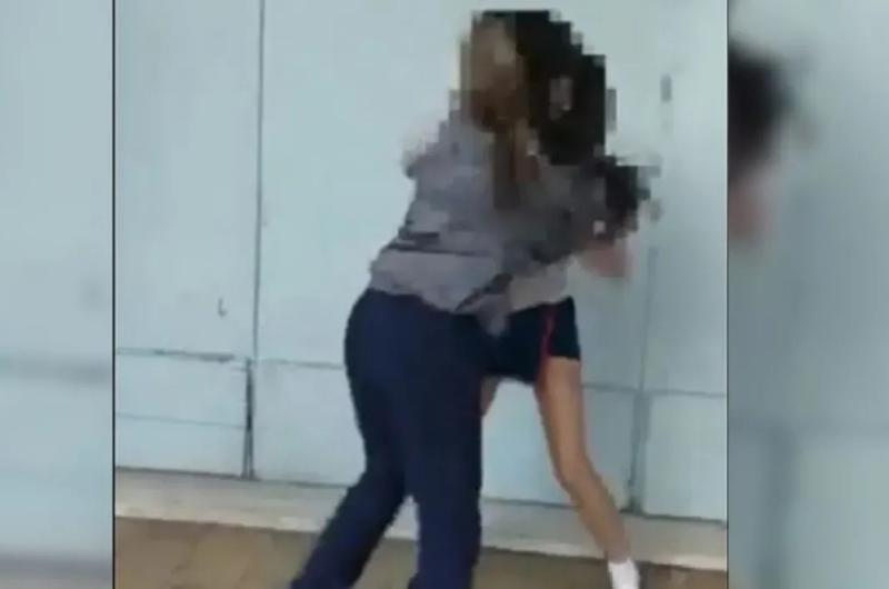 Una adolescente fue golpeada por seis joacutevenes cuando regresaba a su casa