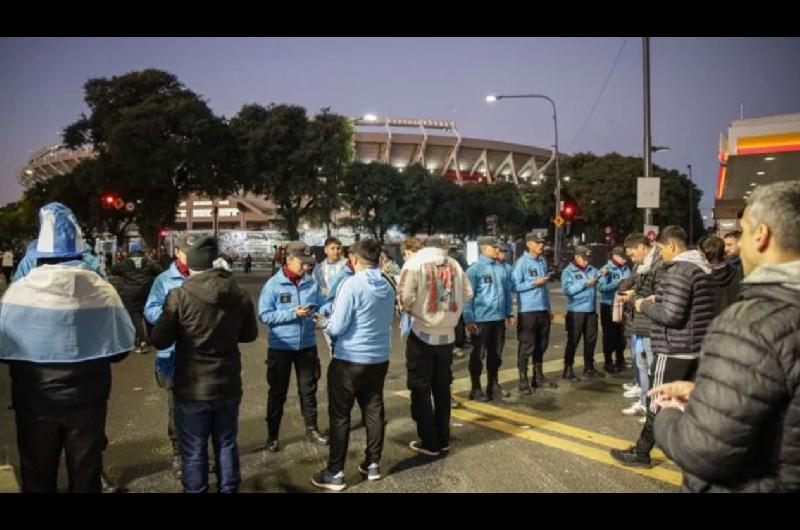 Detenidos y trapitos demorados en el operativo del partido entre la Seleccioacuten argentina y su par de Venezuela