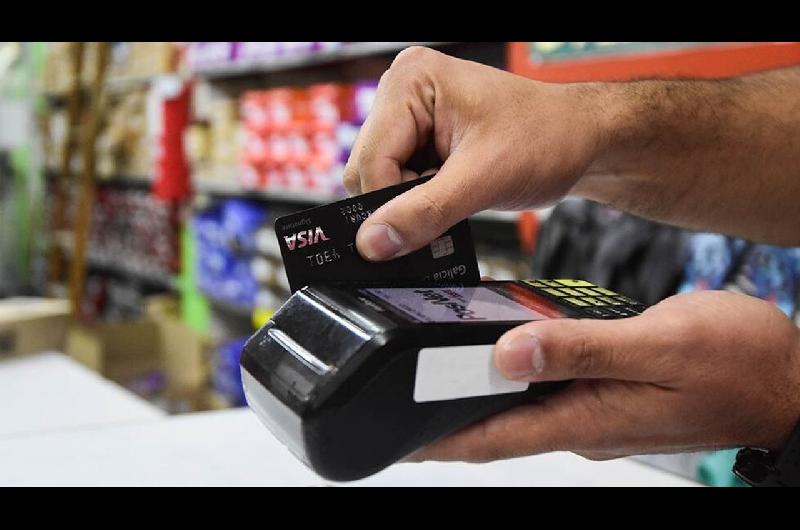 Las tarjetas empezaron a vencer y crece la duda entre no pagar o refinanciar a tasas impuacutedicas
