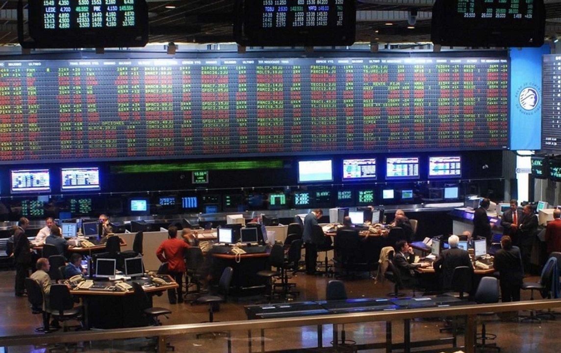 El Gobierno habriacutea vendido US500 millones para frenar al doacutelar y el riesgo paiacutes volvioacute a dispararse