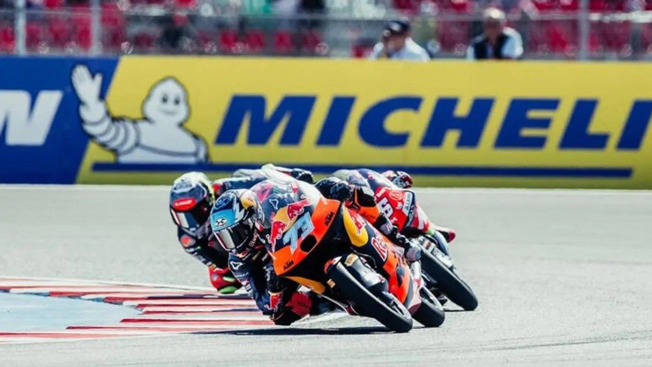 Moto 3- Valentiacuten Perrone protagonizoacute una buena remontada y terminoacute 10deg en el GP de Cataluntildea