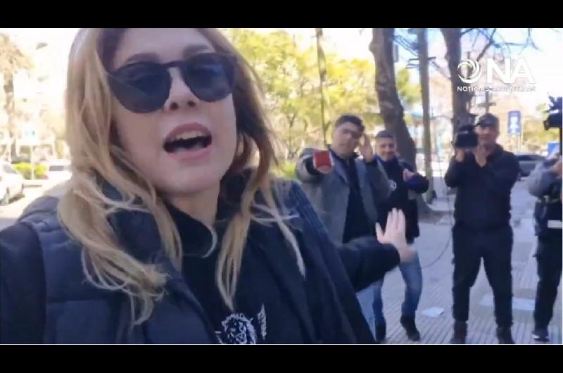 iquestQueacute sos Pagano- Lilia Lemoine estalloacute graboacute a periodistas y denuncioacute que la empujaron tres cuadras
