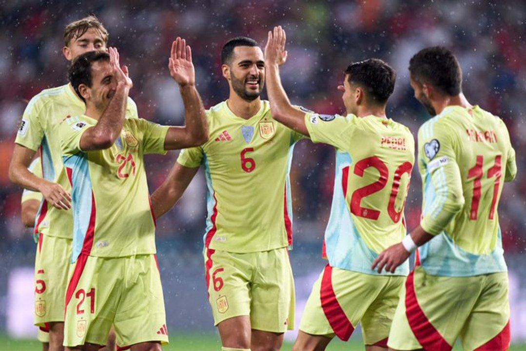 Espantildea aplastoacute a Turquiacutea y es liacuteder del Grupo E de las Eliminatorias Europeas