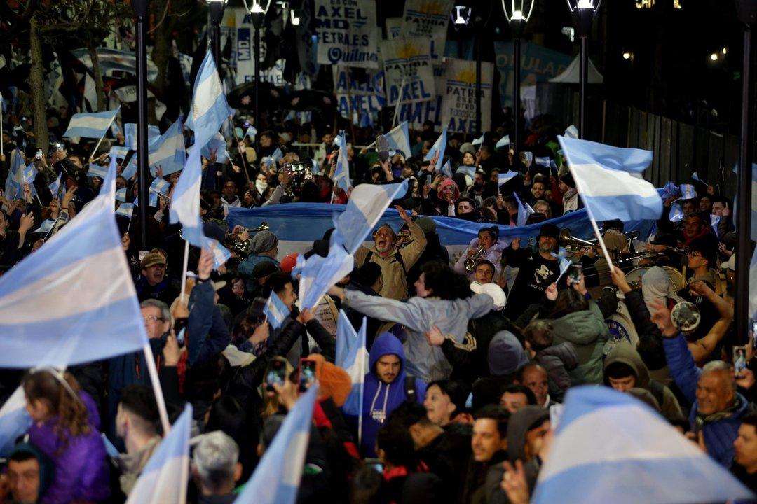 El peronismo celebroacute en La Plata- tensioacuten y alegriacutea en el buacutenker de Fuerza Patria