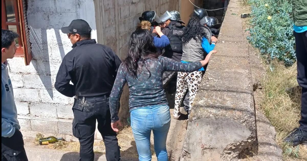Patota atacoacute a dos efectivos y le fracturoacute el brazo a una mujer policiacutea en Cuyaya