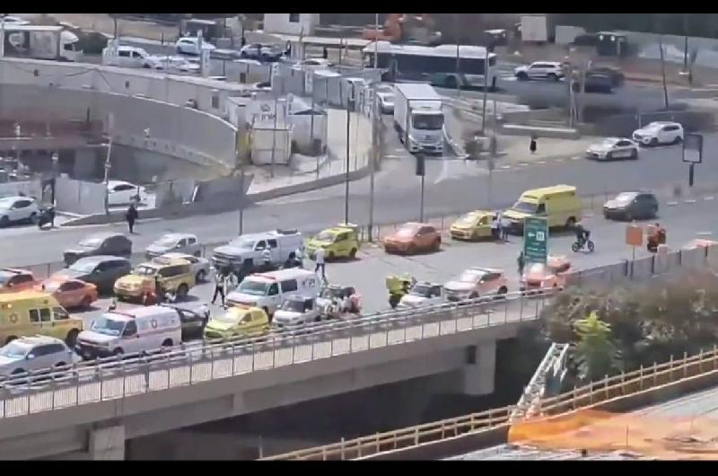 Tiroteo contra un autobuacutes en Jerusaleacuten- seis muertos