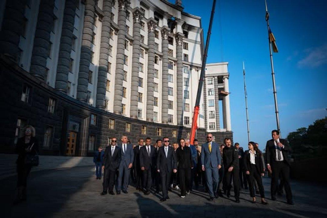 Ucrania- exhibieron ante diplomaacuteticos los dantildeos en edificio gubernamental dantildeado por ataque de Rusia