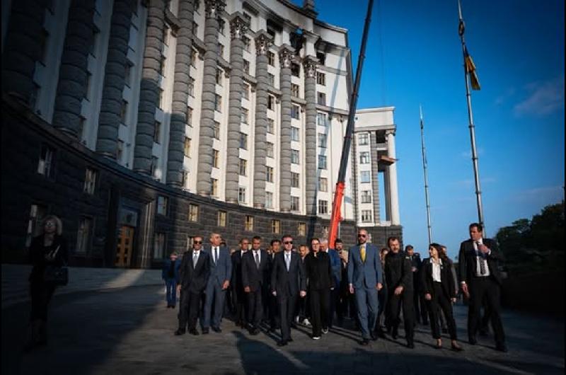 Ucrania- exhibieron ante diplomaacuteticos los dantildeos en edificio gubernamental dantildeado por ataque de Rusia