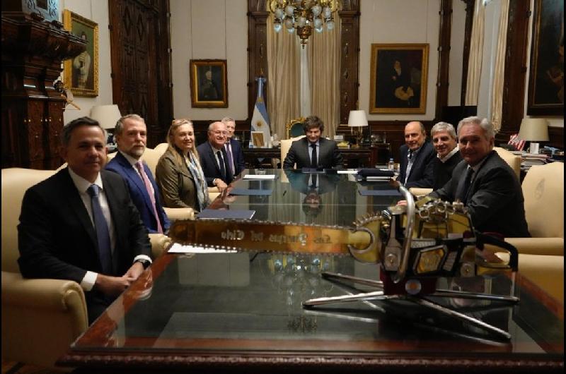 Tras la derrota en la eleccioacuten bonaerene Milei y Caputo se reunieron con el presidente del BID