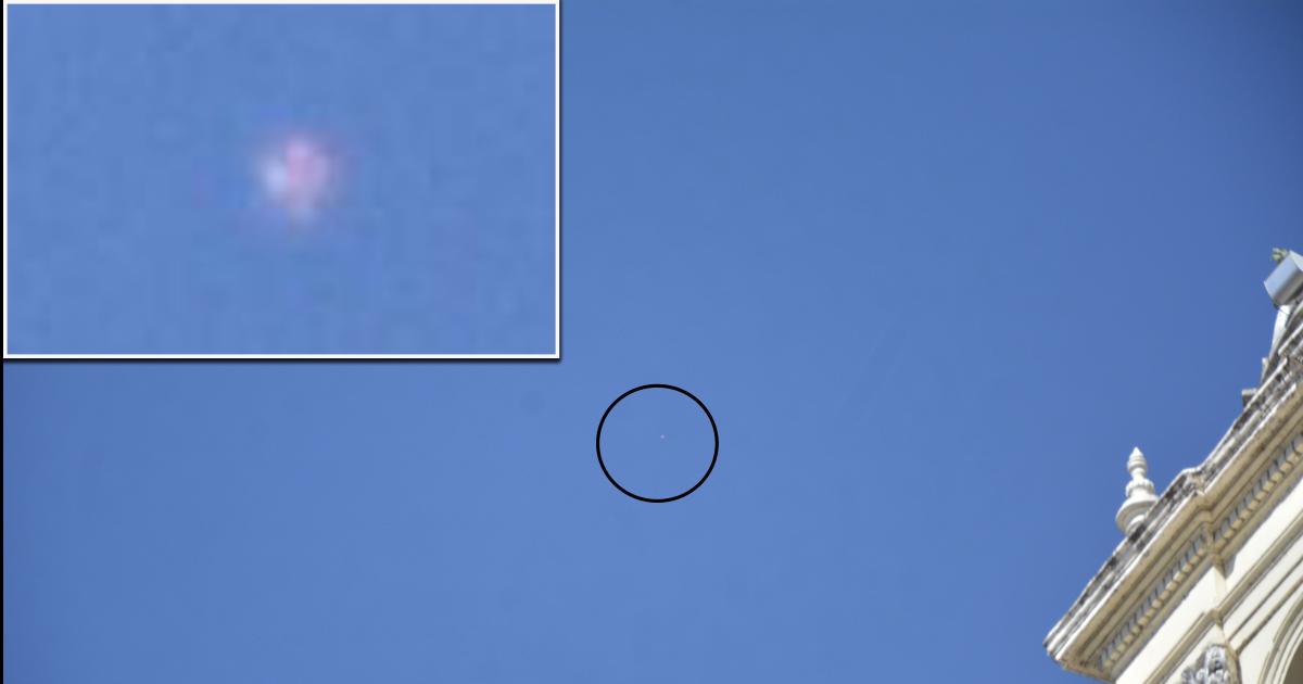 Extrantildeo punto de luz en el cielo jujentildeo