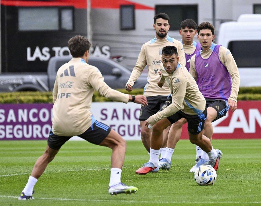 Sin Messi y con varias incoacutegnitas- el 11 titular que prepara Scaloni para visitar a Ecuador