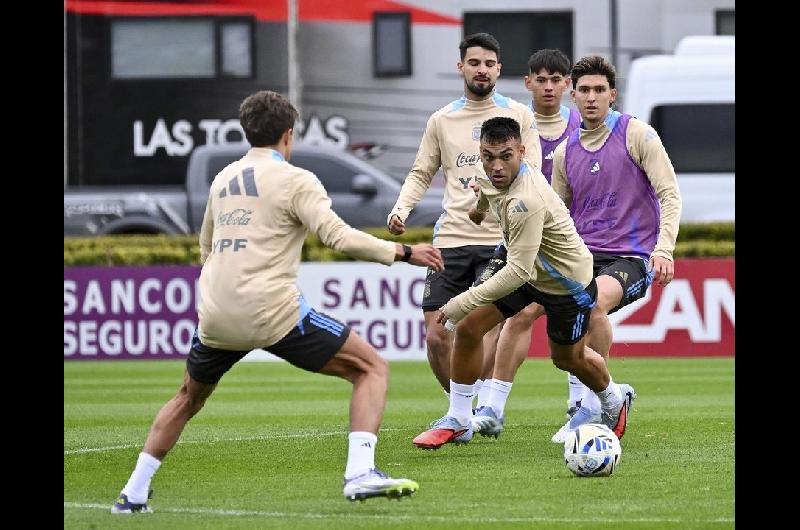 Sin Messi y con varias incoacutegnitas- el 11 titular que prepara Scaloni para visitar a Ecuador