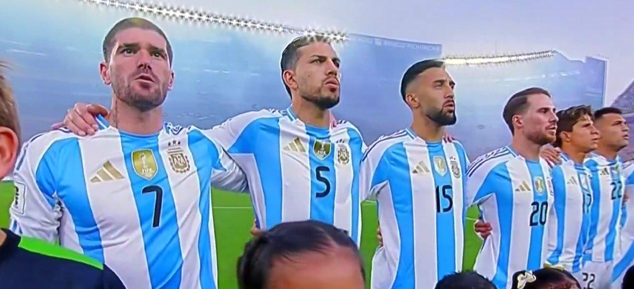 Video- asiacute sonoacute el Himno Nacional argentino en Ecuador