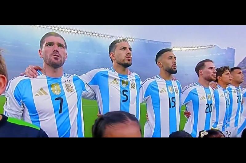 Video- asiacute sonoacute el Himno Nacional argentino en Ecuador