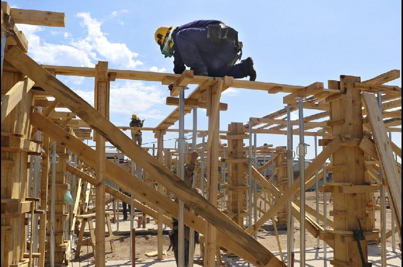 Las supertasas de Caputo paralizaron el creacutedito hipotecario y las obras de los desarrollos inmobiliarios