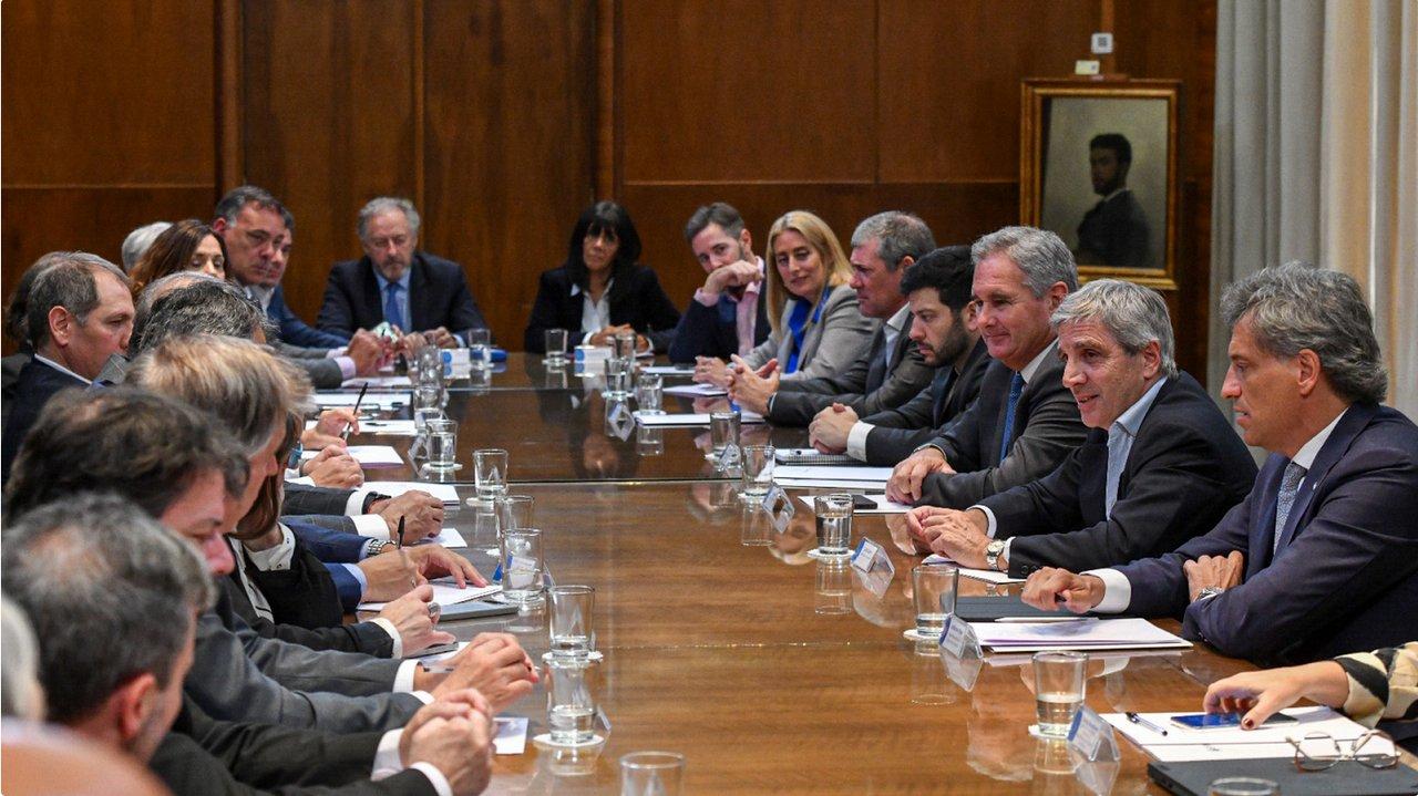 Tras el reveacutes electoral Luis Caputo pidioacute elegir entre esto o el comunismo en 2027