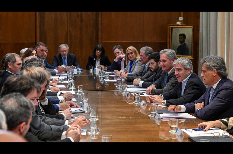 Tras el reveacutes electoral Luis Caputo pidioacute elegir entre esto o el comunismo en 2027