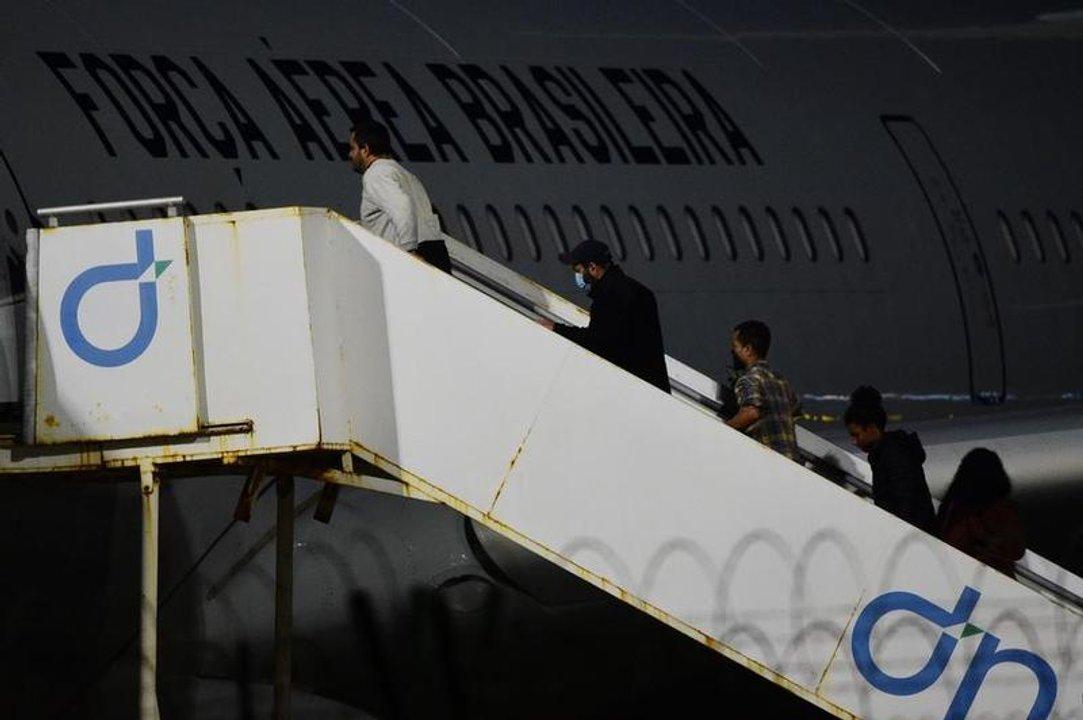 Trump no perdona ni a los argentinos y un grupo de deportados viaja hacia Buenos Aires