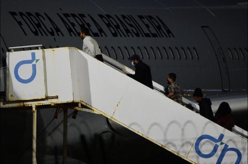 Trump no perdona ni a los argentinos y un grupo de deportados viaja hacia Buenos Aires