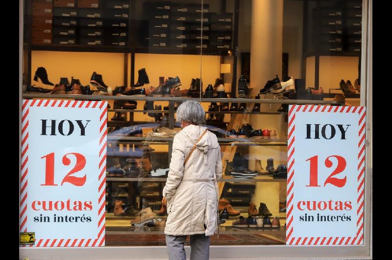 Las ventas minoristas cayeron 26-en-porciento- interanual en agosto y crece la dependencia de promociones y planes de pago
