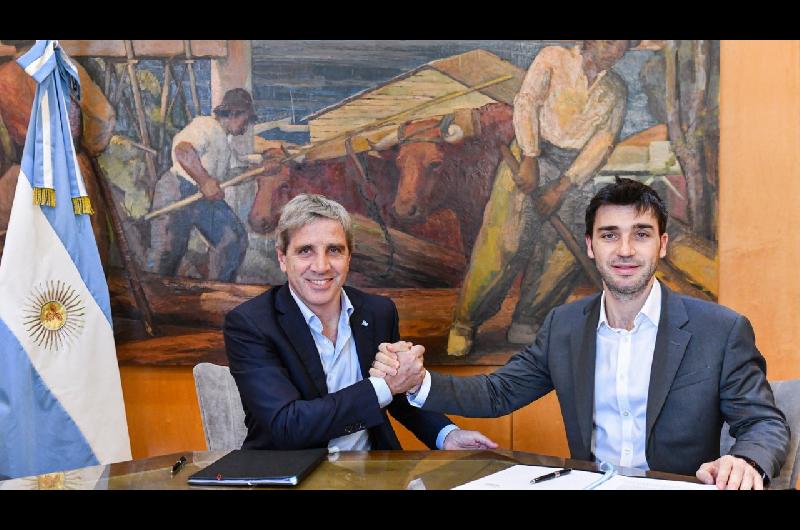 Luis Caputo firmoacute convenios con Chubut y Tucumaacuten para extinguir deudas y transferir obras y viviendas