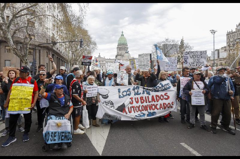 Los jubilados marchan alrededor del Congreso