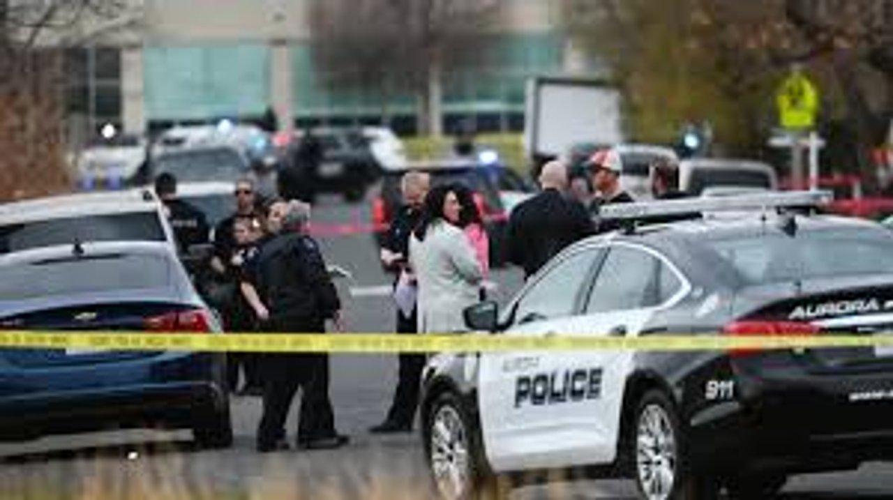 Tiroteo en una escuela secundaria de Denver dejoacute tres heridos graves