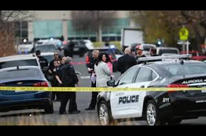 Tiroteo en una escuela secundaria de Denver dejoacute tres heridos graves