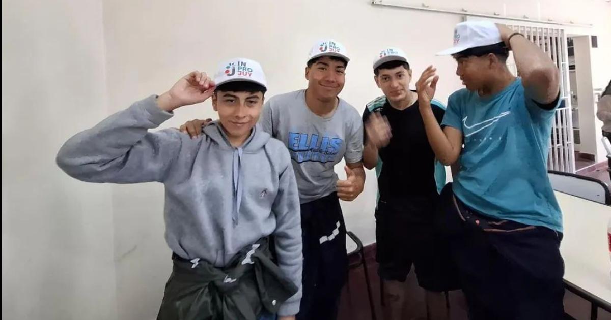 Visitan canchones para promover el cuidado entre los joacutevenes durante la FNE