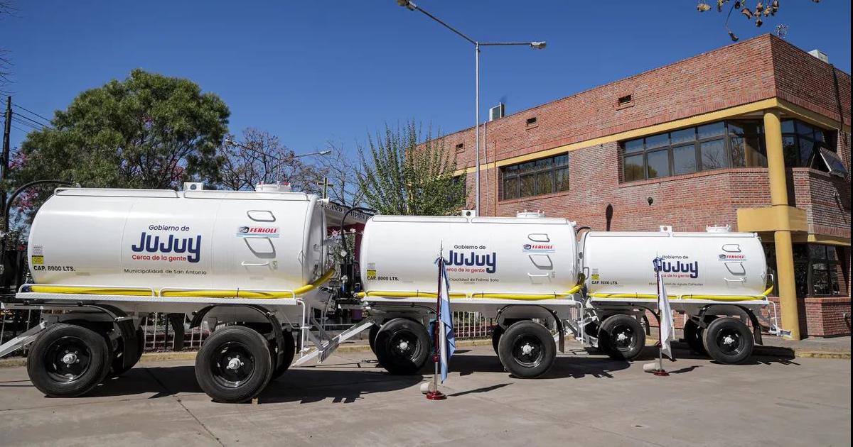 El gobernador Carlos Sadir entregoacute equipamiento a tres municipios del interior