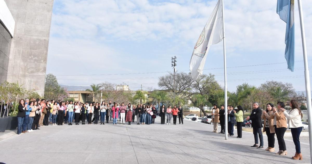 Autoridades y personal del ministerio de Educacioacuten conmemoraron el diacutea del maestro