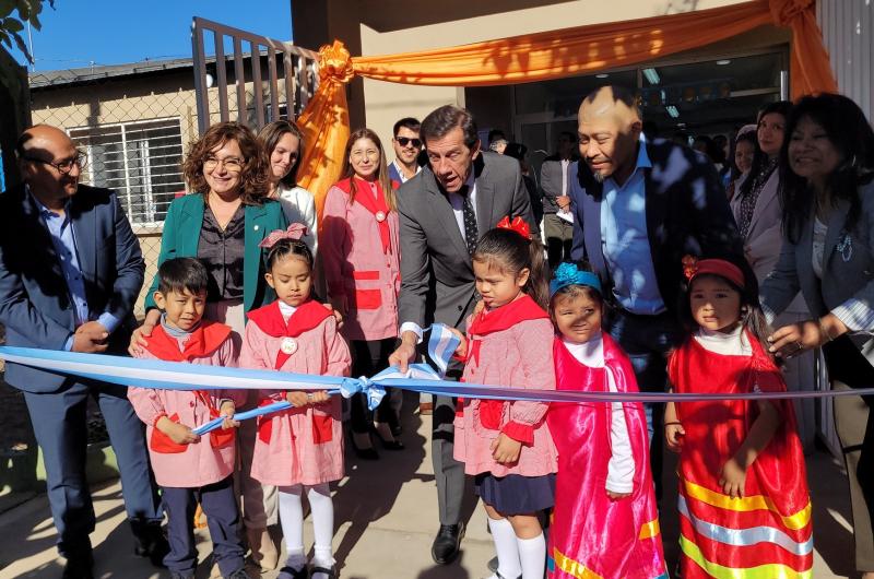 Carlos Sadir inauguroacute el JardiacutenMaternal 73 en Fraile Pintado