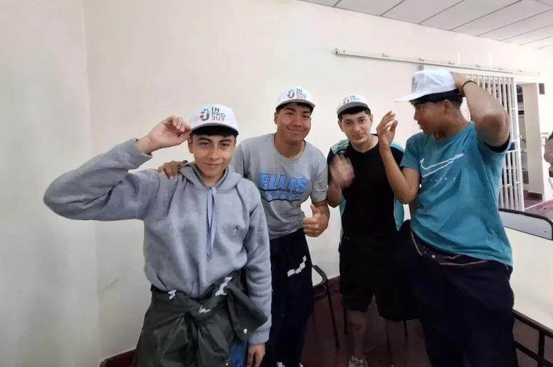 Visitan canchones para promover el cuidado entre los joacutevenes durante la FNE