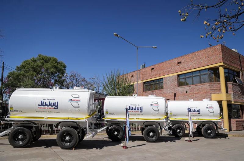 El gobernador Carlos Sadir entregoacute equipamiento a tres municipios del interior