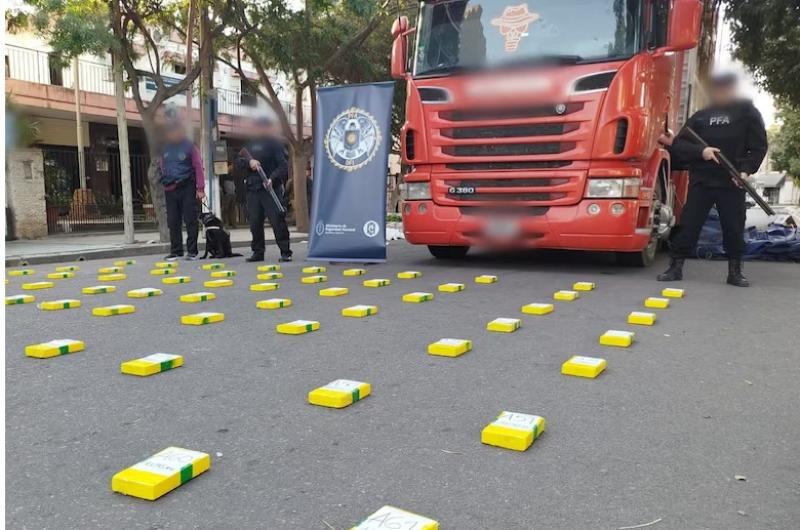 Entre papayas y bananas hallan 85 kilos de cocaiacutena en Santiago