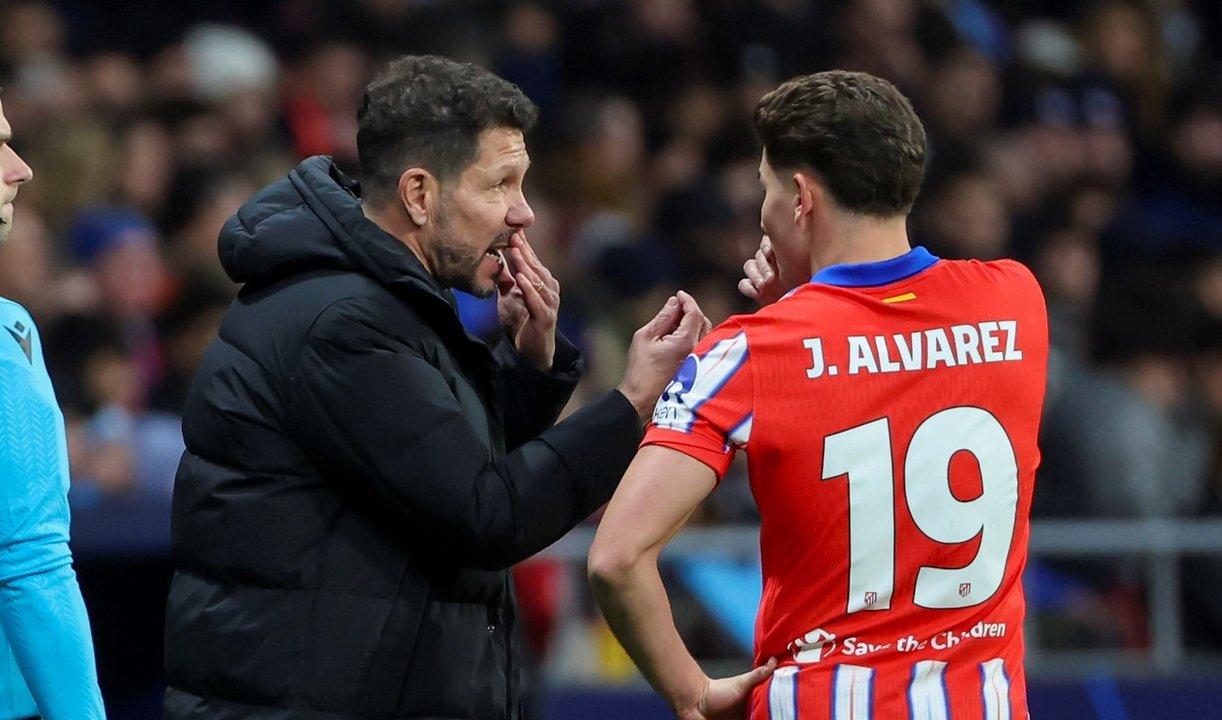 Simeone se rindioacute ante Juliaacuten Aacutelvarez- ldquoSalvo que me digas Messirdquo