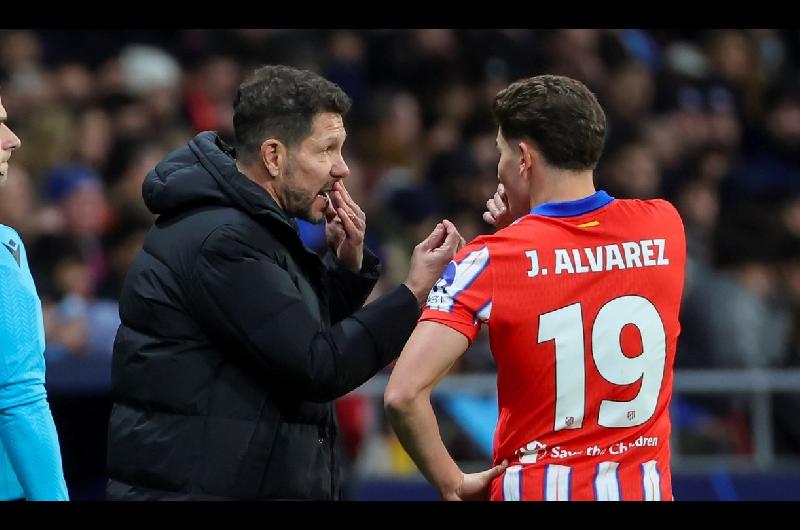 Simeone se rindioacute ante Juliaacuten Aacutelvarez- ldquoSalvo que me digas Messirdquo