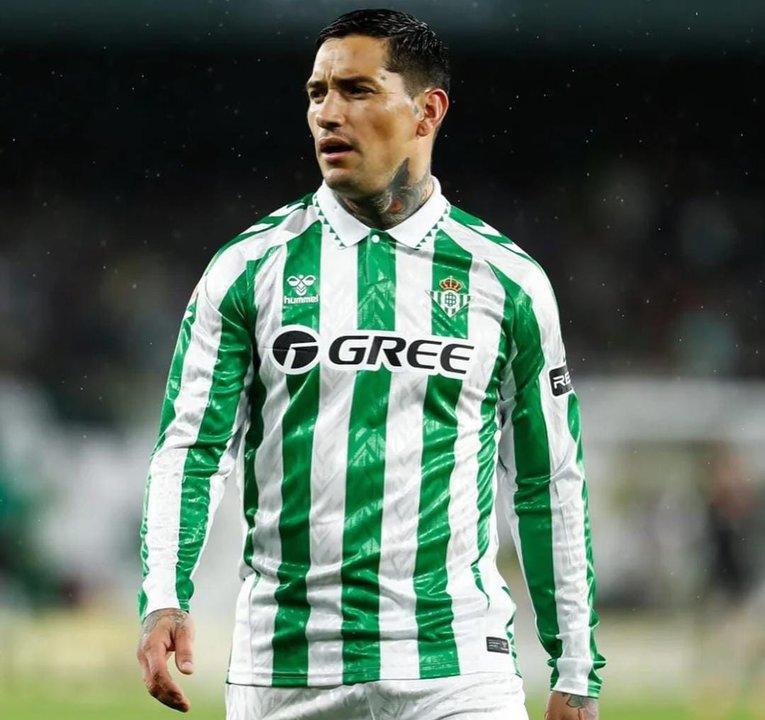 Chimy Aacutevila cerca de dejar Betis- Pumas busca reforzar su delantera