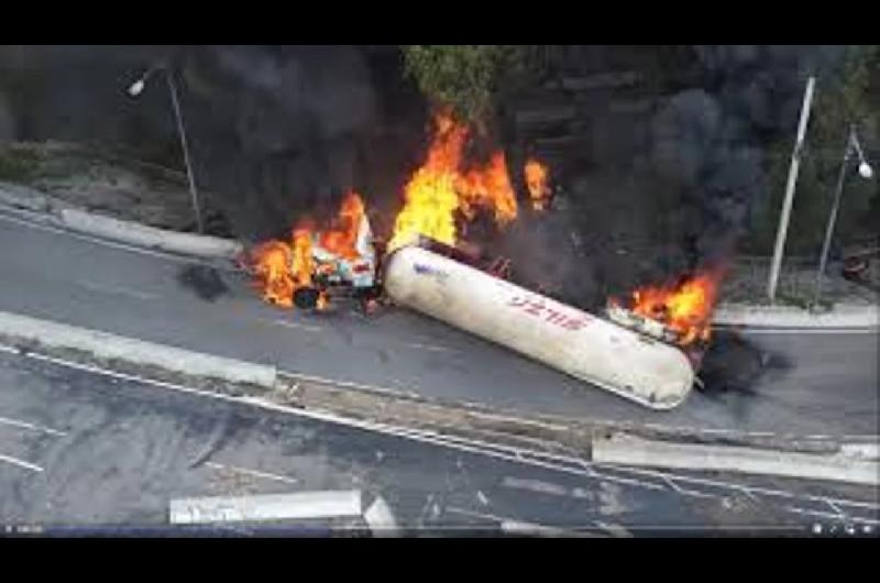 Explosioacuten de camioacuten con gas en Ciudad de Meacutexico- sube a 9 el nuacutemero de muertos 